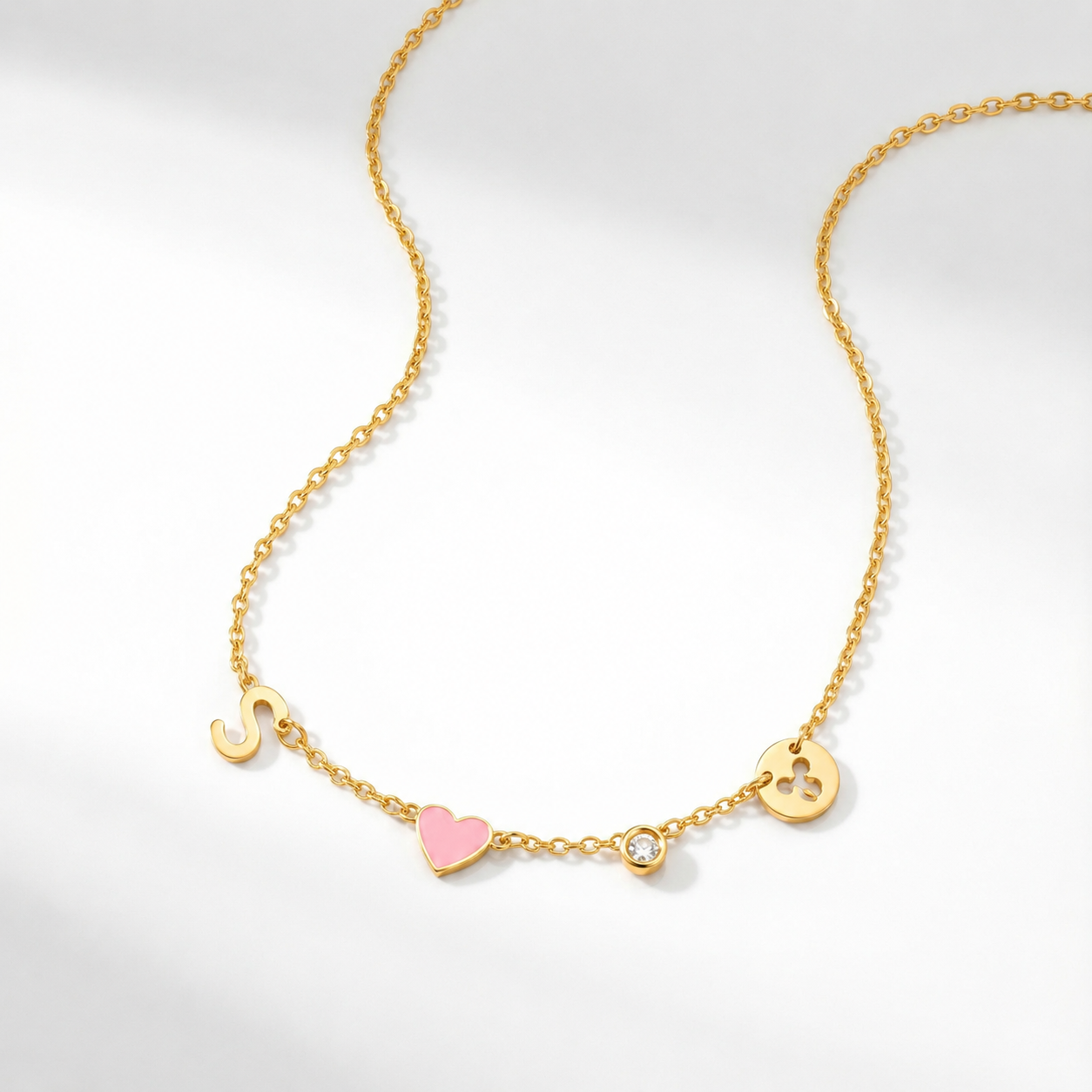 Collier initiale cœur, vue rapprochée